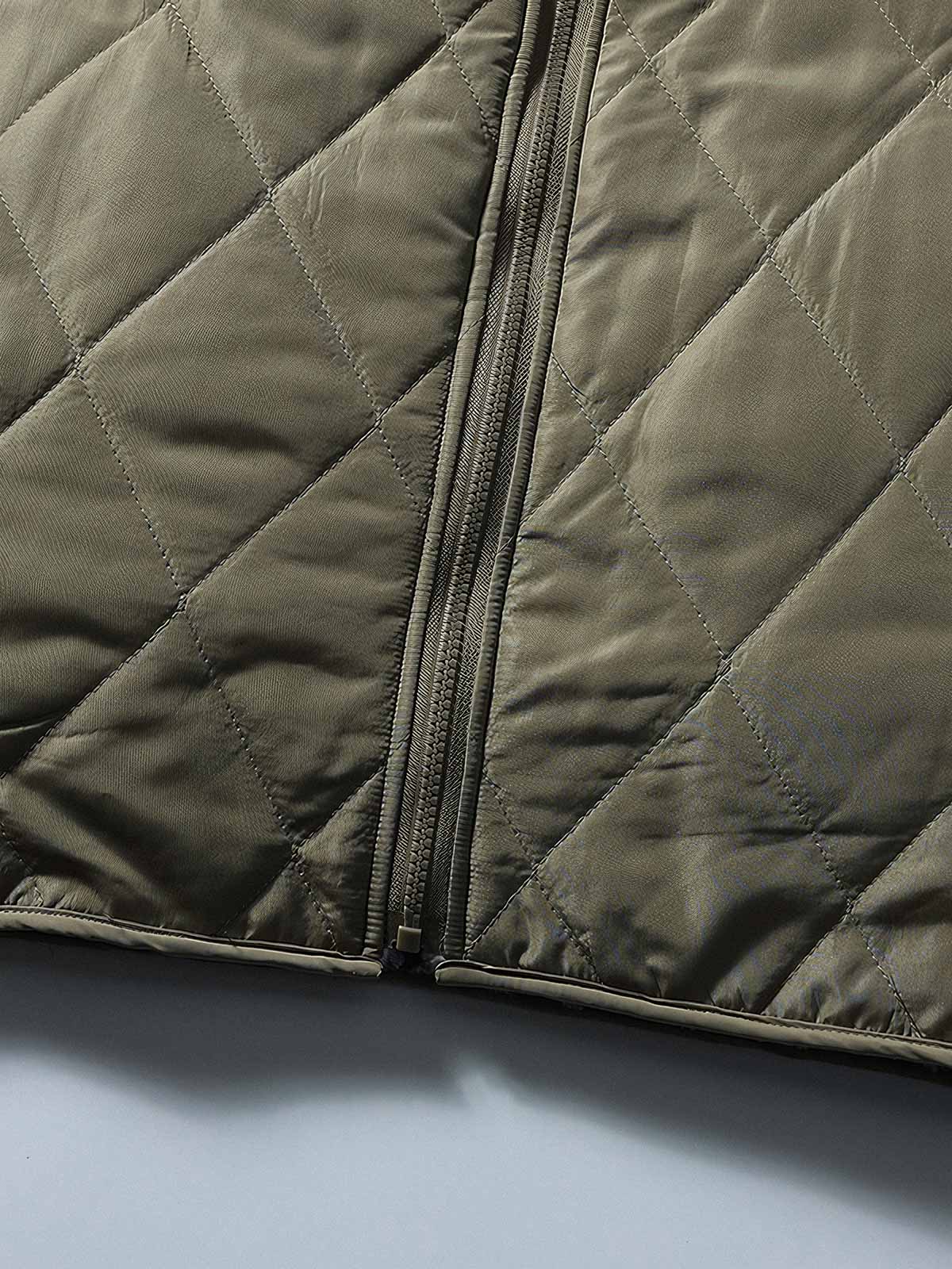 製品画像: リバーシブルデザインのラムファーワークベスト正面展示画像、民族風スタイルで暖かさと快適さを提供するユニセックスアイテム。
詳細画像: ベストの内側に施されたラムファーのディテールアップ、リバーシブルデザインによるコーディネートの幅が広がる特徴。