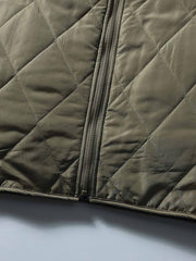 製品画像: リバーシブルデザインのラムファーワークベスト正面展示画像、民族風スタイルで暖かさと快適さを提供するユニセックスアイテム。
詳細画像: ベストの内側に施されたラムファーのディテールアップ、リバーシブルデザインによるコーディネートの幅が広がる特徴。