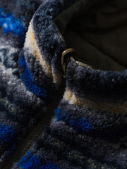 製品画像: リバーシブルデザインのラムファーワークベスト正面展示画像、民族風スタイルで暖かさと快適さを提供するユニセックスアイテム。
詳細画像: ベストの内側に施されたラムファーのディテールアップ、リバーシブルデザインによるコーディネートの幅が広がる特徴。