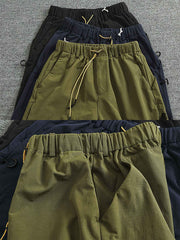 製品画像: 複合素材の加厚デザインが特徴の機能性ワークパンツ正面展示画像、アウトドアと日常使いに最適なアイテム。
詳細画像: ワークパンツのディテールアップ、スポーツジップポケットと膝部の3D立体カットによる最適なフィット感。