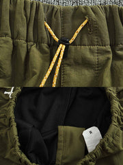 製品画像: 複合素材の加厚デザインが特徴の機能性ワークパンツ正面展示画像、アウトドアと日常使いに最適なアイテム。
詳細画像: ワークパンツのディテールアップ、スポーツジップポケットと膝部の3D立体カットによる最適なフィット感。