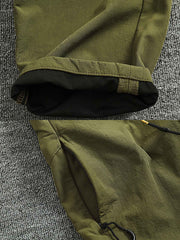 製品画像: 複合素材の加厚デザインが特徴の機能性ワークパンツ正面展示画像、アウトドアと日常使いに最適なアイテム。
詳細画像: ワークパンツのディテールアップ、スポーツジップポケットと膝部の3D立体カットによる最適なフィット感。