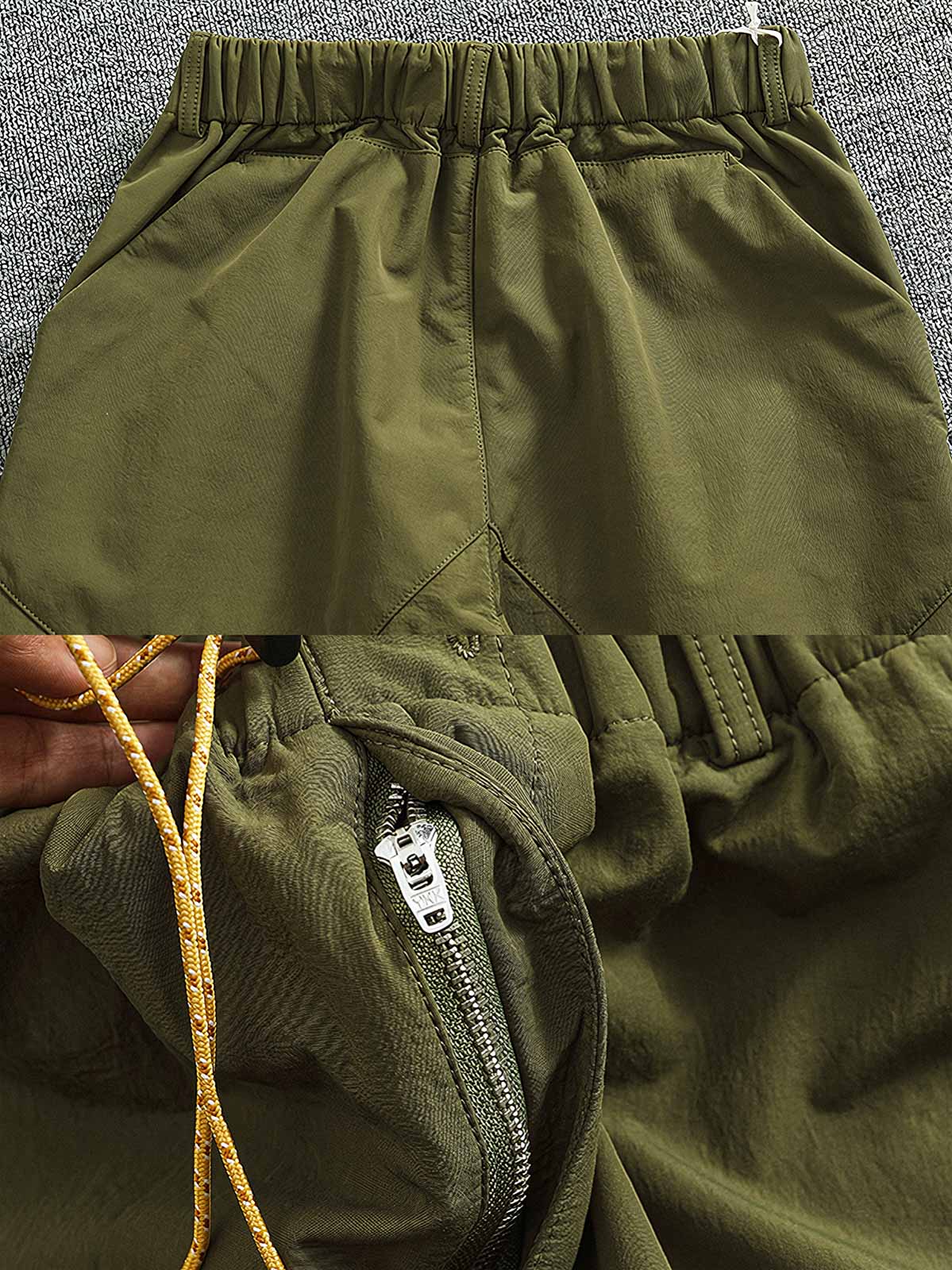 製品画像: 複合素材の加厚デザインが特徴の機能性ワークパンツ正面展示画像、アウトドアと日常使いに最適なアイテム。
詳細画像: ワークパンツのディテールアップ、スポーツジップポケットと膝部の3D立体カットによる最適なフィット感。