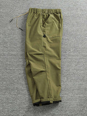 製品画像: 複合素材の加厚デザインが特徴の機能性ワークパンツ正面展示画像、アウトドアと日常使いに最適なアイテム。
詳細画像: ワークパンツのディテールアップ、スポーツジップポケットと膝部の3D立体カットによる最適なフィット感。