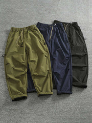 製品画像: 複合素材の加厚デザインが特徴の機能性ワークパンツ正面展示画像、アウトドアと日常使いに最適なアイテム。
詳細画像: ワークパンツのディテールアップ、スポーツジップポケットと膝部の3D立体カットによる最適なフィット感。