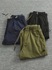 製品画像: 複合素材の加厚デザインが特徴の機能性ワークパンツ正面展示画像、アウトドアと日常使いに最適なアイテム。
詳細画像: ワークパンツのディテールアップ、スポーツジップポケットと膝部の3D立体カットによる最適なフィット感。