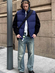 詳細画像:
リバーシブルダウンベストの詳細画像。ホワイトダックダウンを使用した充填材が内蔵されており、調節可能なドローコードでシルエットを自由に変えることができます。耐久性に優れたポリアミド繊維を採用しており、長時間使用しても快適さを保ちます。
モデル画像:
モデルがリバーシブルダウンベストを着用した画像。アメリカン・ヴィンテージスタイルを反映したデザインが特徴で、冬のカジュアルなアクティビティにぴったりなアイテムです。どんなコーディネートにも合わせやすく、寒い季節の外出時に最適です。