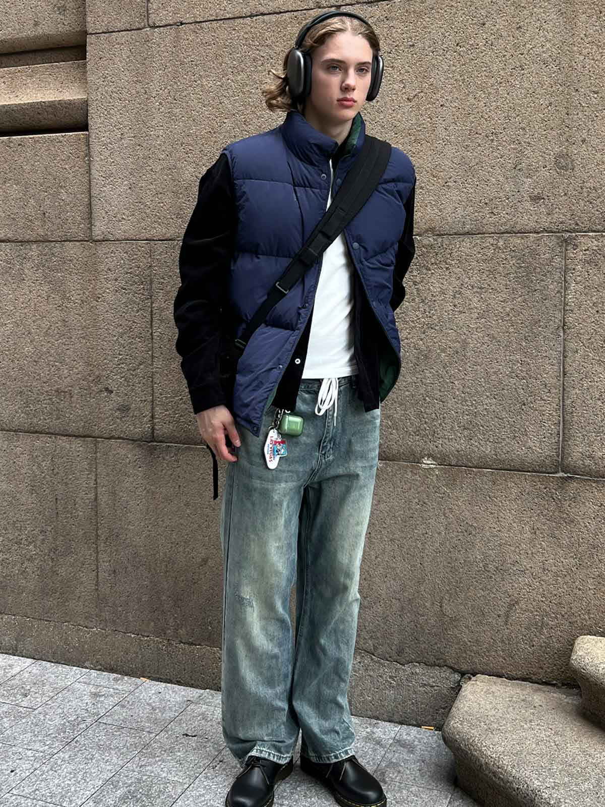 詳細画像:
リバーシブルダウンベストの詳細画像。ホワイトダックダウンを使用した充填材が内蔵されており、調節可能なドローコードでシルエットを自由に変えることができます。耐久性に優れたポリアミド繊維を採用しており、長時間使用しても快適さを保ちます。
モデル画像:
モデルがリバーシブルダウンベストを着用した画像。アメリカン・ヴィンテージスタイルを反映したデザインが特徴で、冬のカジュアルなアクティビティにぴったりなアイテムです。どんなコーディネートにも合わせやすく、寒い季節の外出時に最適です。