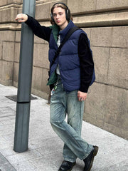 詳細画像:
リバーシブルダウンベストの詳細画像。ホワイトダックダウンを使用した充填材が内蔵されており、調節可能なドローコードでシルエットを自由に変えることができます。耐久性に優れたポリアミド繊維を採用しており、長時間使用しても快適さを保ちます。
モデル画像:
モデルがリバーシブルダウンベストを着用した画像。アメリカン・ヴィンテージスタイルを反映したデザインが特徴で、冬のカジュアルなアクティビティにぴったりなアイテムです。どんなコーディネートにも合わせやすく、寒い季節の外出時に最適です。