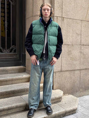 詳細画像:
リバーシブルダウンベストの詳細画像。ホワイトダックダウンを使用した充填材が内蔵されており、調節可能なドローコードでシルエットを自由に変えることができます。耐久性に優れたポリアミド繊維を採用しており、長時間使用しても快適さを保ちます。
モデル画像:
モデルがリバーシブルダウンベストを着用した画像。アメリカン・ヴィンテージスタイルを反映したデザインが特徴で、冬のカジュアルなアクティビティにぴったりなアイテムです。どんなコーディネートにも合わせやすく、寒い季節の外出時に最適です。