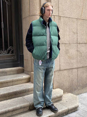 詳細画像:
リバーシブルダウンベストの詳細画像。ホワイトダックダウンを使用した充填材が内蔵されており、調節可能なドローコードでシルエットを自由に変えることができます。耐久性に優れたポリアミド繊維を採用しており、長時間使用しても快適さを保ちます。
モデル画像:
モデルがリバーシブルダウンベストを着用した画像。アメリカン・ヴィンテージスタイルを反映したデザインが特徴で、冬のカジュアルなアクティビティにぴったりなアイテムです。どんなコーディネートにも合わせやすく、寒い季節の外出時に最適です。