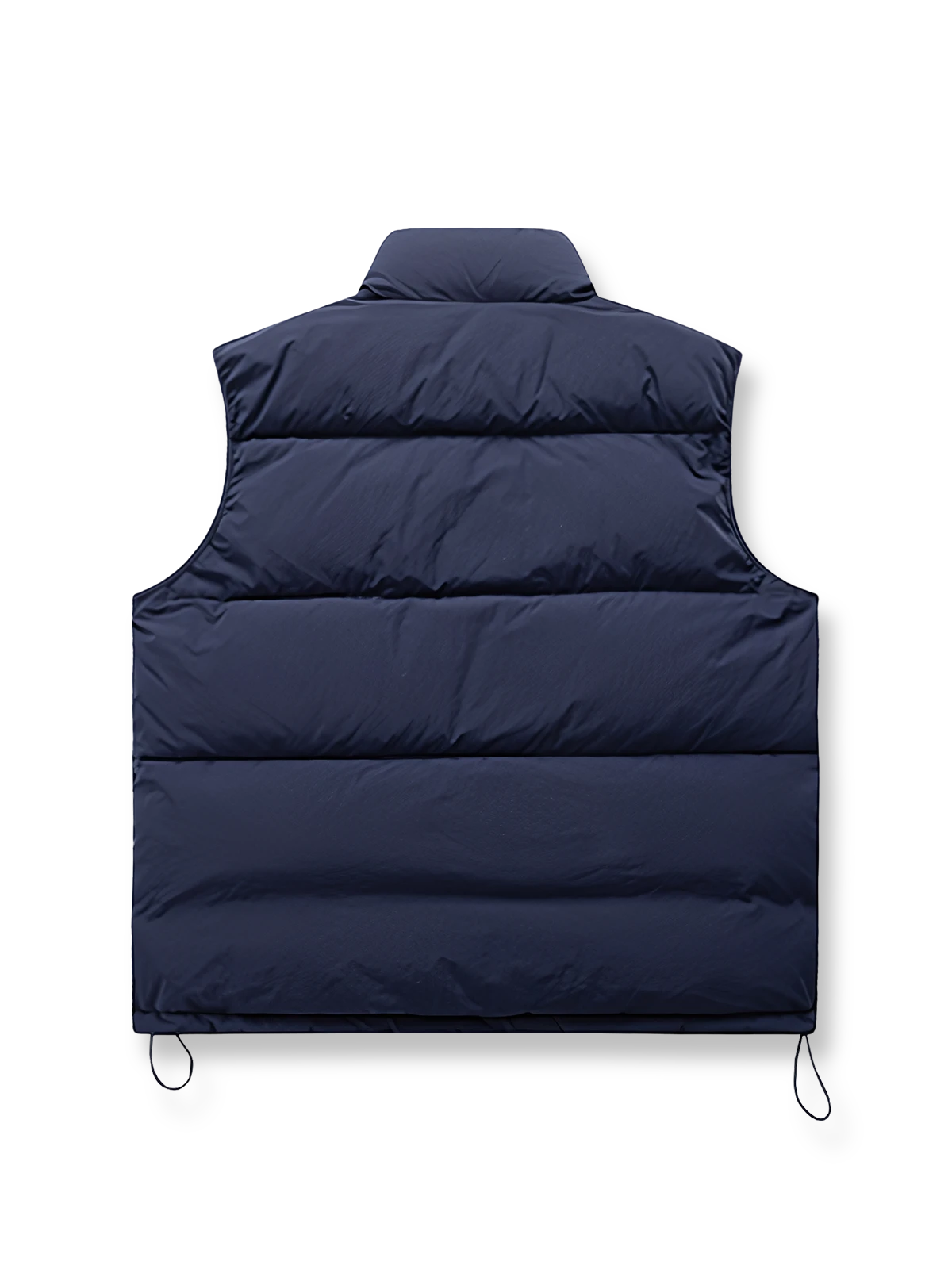 製品画像:
リバーシブルダウンベストの正面展示画像。アメリカン・ヴィンテージスタイルのデザインで、ホワイトダックダウンを使用した充填材が優れた保温性を提供。軽量で快適な着心地を実現し、耐久性に優れたポリアミド繊維素材が使用されており、冬の寒さに適した高機能なアイテムです。
詳細画像:
リバーシブルダウンベストの詳細画像。ホワイトダックダウンを使用した充填材が内蔵されており、調節可能なドローコードでシルエットを自由に変えることができます。耐久性に優れたポリアミド繊維を採用しており、長時間使用しても快適さを保ちます。