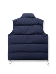 製品画像:
リバーシブルダウンベストの正面展示画像。アメリカン・ヴィンテージスタイルのデザインで、ホワイトダックダウンを使用した充填材が優れた保温性を提供。軽量で快適な着心地を実現し、耐久性に優れたポリアミド繊維素材が使用されており、冬の寒さに適した高機能なアイテムです。
詳細画像:
リバーシブルダウンベストの詳細画像。ホワイトダックダウンを使用した充填材が内蔵されており、調節可能なドローコードでシルエットを自由に変えることができます。耐久性に優れたポリアミド繊維を採用しており、長時間使用しても快適さを保ちます。