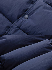 製品画像:
リバーシブルダウンベストの正面展示画像。アメリカン・ヴィンテージスタイルのデザインで、ホワイトダックダウンを使用した充填材が優れた保温性を提供。軽量で快適な着心地を実現し、耐久性に優れたポリアミド繊維素材が使用されており、冬の寒さに適した高機能なアイテムです。
詳細画像:
リバーシブルダウンベストの詳細画像。ホワイトダックダウンを使用した充填材が内蔵されており、調節可能なドローコードでシルエットを自由に変えることができます。耐久性に優れたポリアミド繊維を採用しており、長時間使用しても快適さを保ちます。