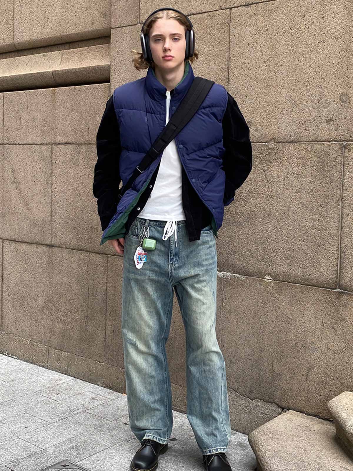 詳細画像:
リバーシブルダウンベストの詳細画像。ホワイトダックダウンを使用した充填材が内蔵されており、調節可能なドローコードでシルエットを自由に変えることができます。耐久性に優れたポリアミド繊維を採用しており、長時間使用しても快適さを保ちます。
モデル画像:
モデルがリバーシブルダウンベストを着用した画像。アメリカン・ヴィンテージスタイルを反映したデザインが特徴で、冬のカジュアルなアクティビティにぴったりなアイテムです。どんなコーディネートにも合わせやすく、寒い季節の外出時に最適です。