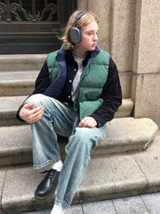 詳細画像:
リバーシブルダウンベストの詳細画像。ホワイトダックダウンを使用した充填材が内蔵されており、調節可能なドローコードでシルエットを自由に変えることができます。耐久性に優れたポリアミド繊維を採用しており、長時間使用しても快適さを保ちます。
モデル画像:
モデルがリバーシブルダウンベストを着用した画像。アメリカン・ヴィンテージスタイルを反映したデザインが特徴で、冬のカジュアルなアクティビティにぴったりなアイテムです。どんなコーディネートにも合わせやすく、寒い季節の外出時に最適です。