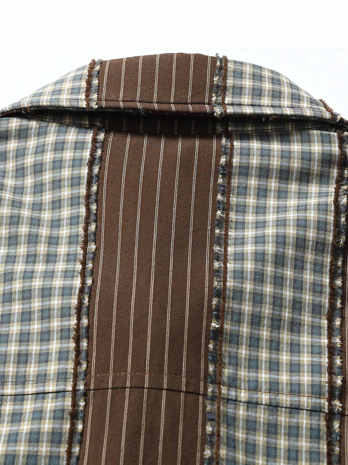 製品画像:
ストライプパッチワーク長袖シャツ、厚手中綿入りデザイン、ヴィンテージワークウェアスタイル、ゆったりシルエット、寒冷な季節に最適な保温性
詳細画像:
ストライプパッチワークのディテール、ヴィンテージ感を引き立てるクラシックなデザイン、中綿入りの裏地で追加の保温性、ゆったりとしたカット