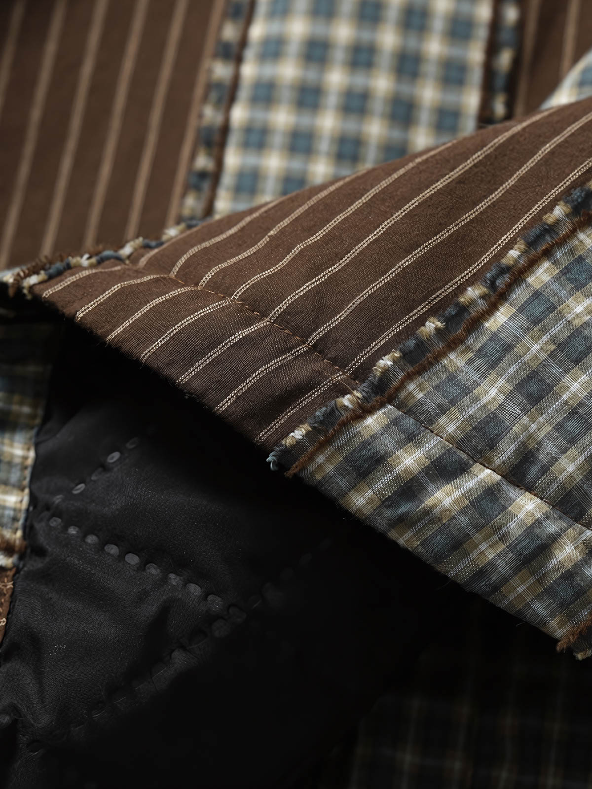 製品画像:
ストライプパッチワーク長袖シャツ、厚手中綿入りデザイン、ヴィンテージワークウェアスタイル、ゆったりシルエット、寒冷な季節に最適な保温性
詳細画像:
ストライプパッチワークのディテール、ヴィンテージ感を引き立てるクラシックなデザイン、中綿入りの裏地で追加の保温性、ゆったりとしたカット