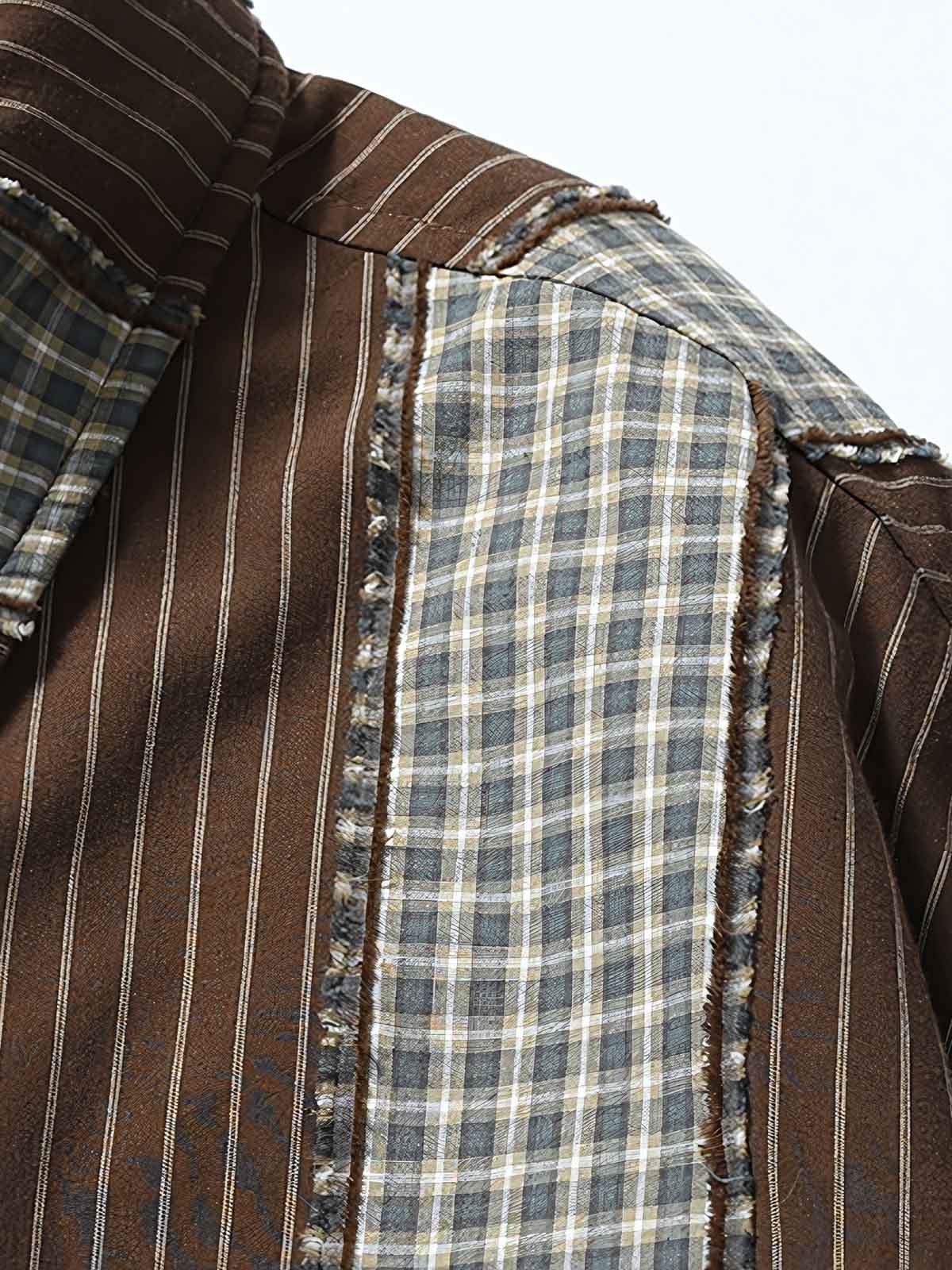 製品画像:
ストライプパッチワーク長袖シャツ、厚手中綿入りデザイン、ヴィンテージワークウェアスタイル、ゆったりシルエット、寒冷な季節に最適な保温性
詳細画像:
ストライプパッチワークのディテール、ヴィンテージ感を引き立てるクラシックなデザイン、中綿入りの裏地で追加の保温性、ゆったりとしたカット