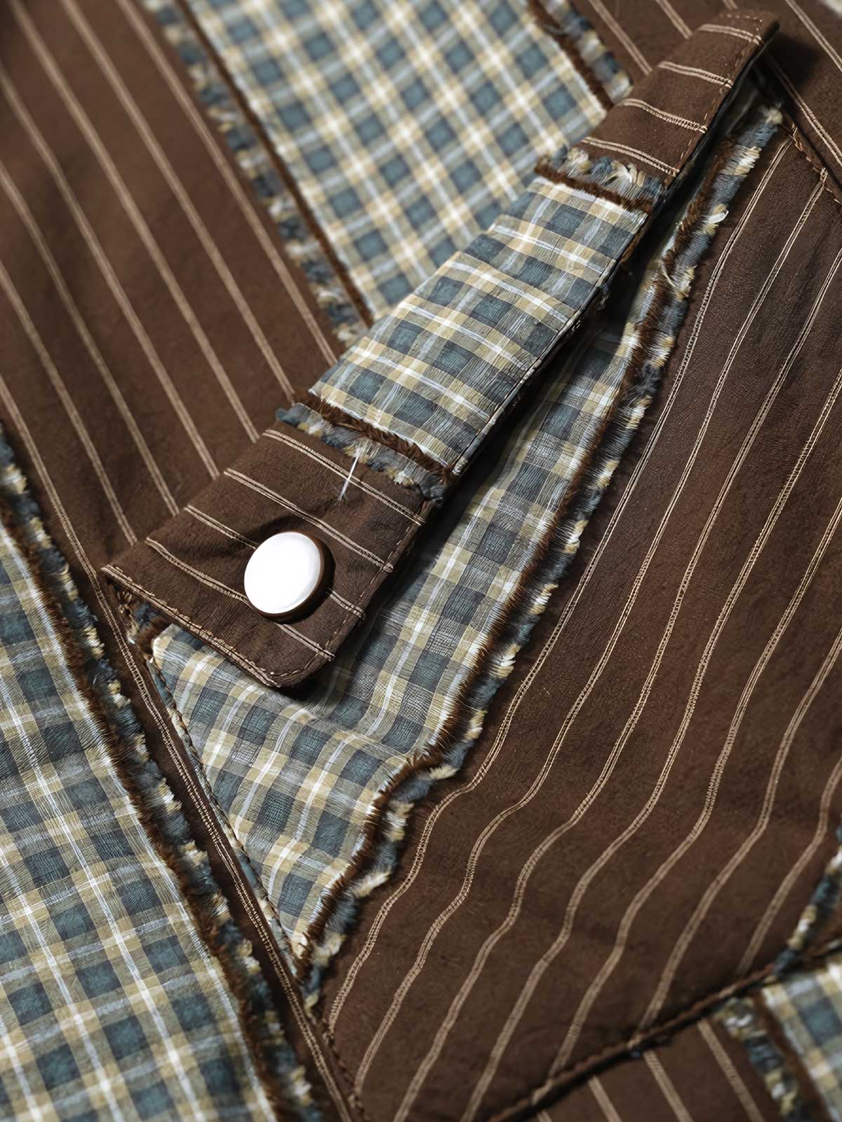 製品画像:
ストライプパッチワーク長袖シャツ、厚手中綿入りデザイン、ヴィンテージワークウェアスタイル、ゆったりシルエット、寒冷な季節に最適な保温性
詳細画像:
ストライプパッチワークのディテール、ヴィンテージ感を引き立てるクラシックなデザイン、中綿入りの裏地で追加の保温性、ゆったりとしたカット