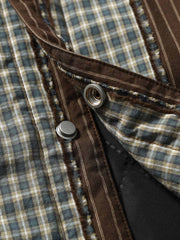 製品画像:
ストライプパッチワーク長袖シャツ、厚手中綿入りデザイン、ヴィンテージワークウェアスタイル、ゆったりシルエット、寒冷な季節に最適な保温性
詳細画像:
ストライプパッチワークのディテール、ヴィンテージ感を引き立てるクラシックなデザイン、中綿入りの裏地で追加の保温性、ゆったりとしたカット