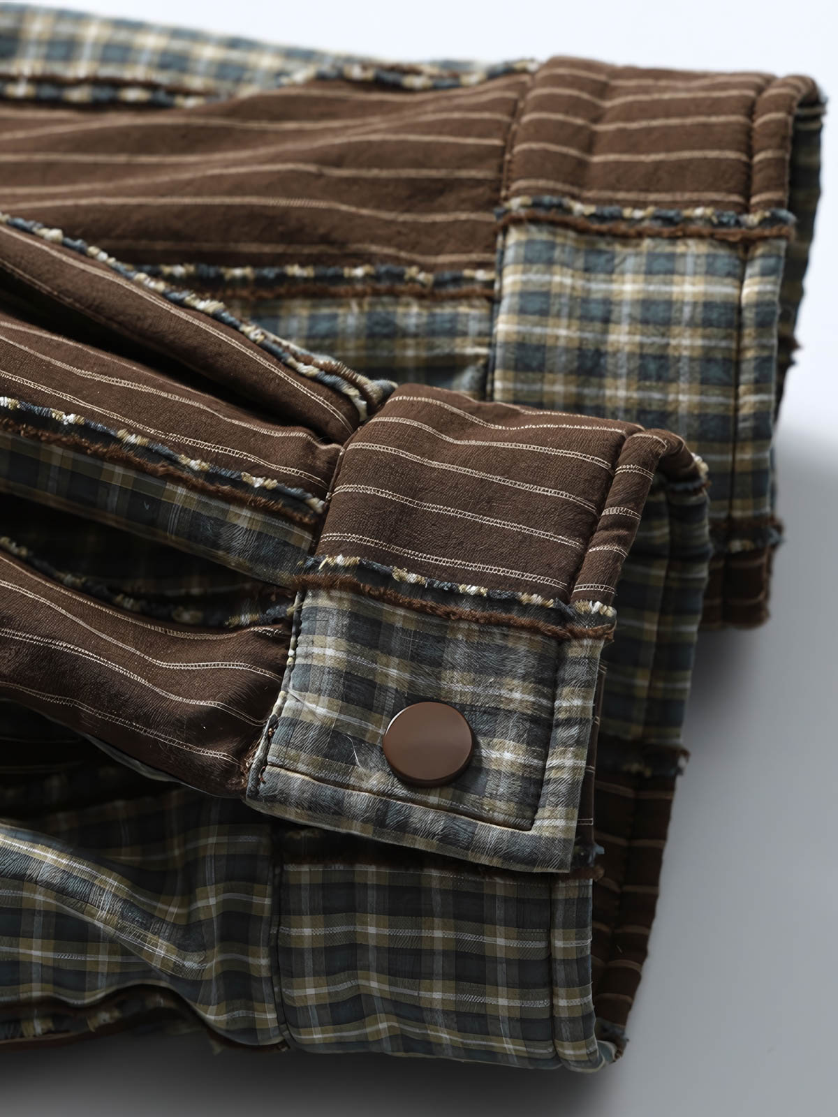 製品画像:
ストライプパッチワーク長袖シャツ、厚手中綿入りデザイン、ヴィンテージワークウェアスタイル、ゆったりシルエット、寒冷な季節に最適な保温性
詳細画像:
ストライプパッチワークのディテール、ヴィンテージ感を引き立てるクラシックなデザイン、中綿入りの裏地で追加の保温性、ゆったりとしたカット