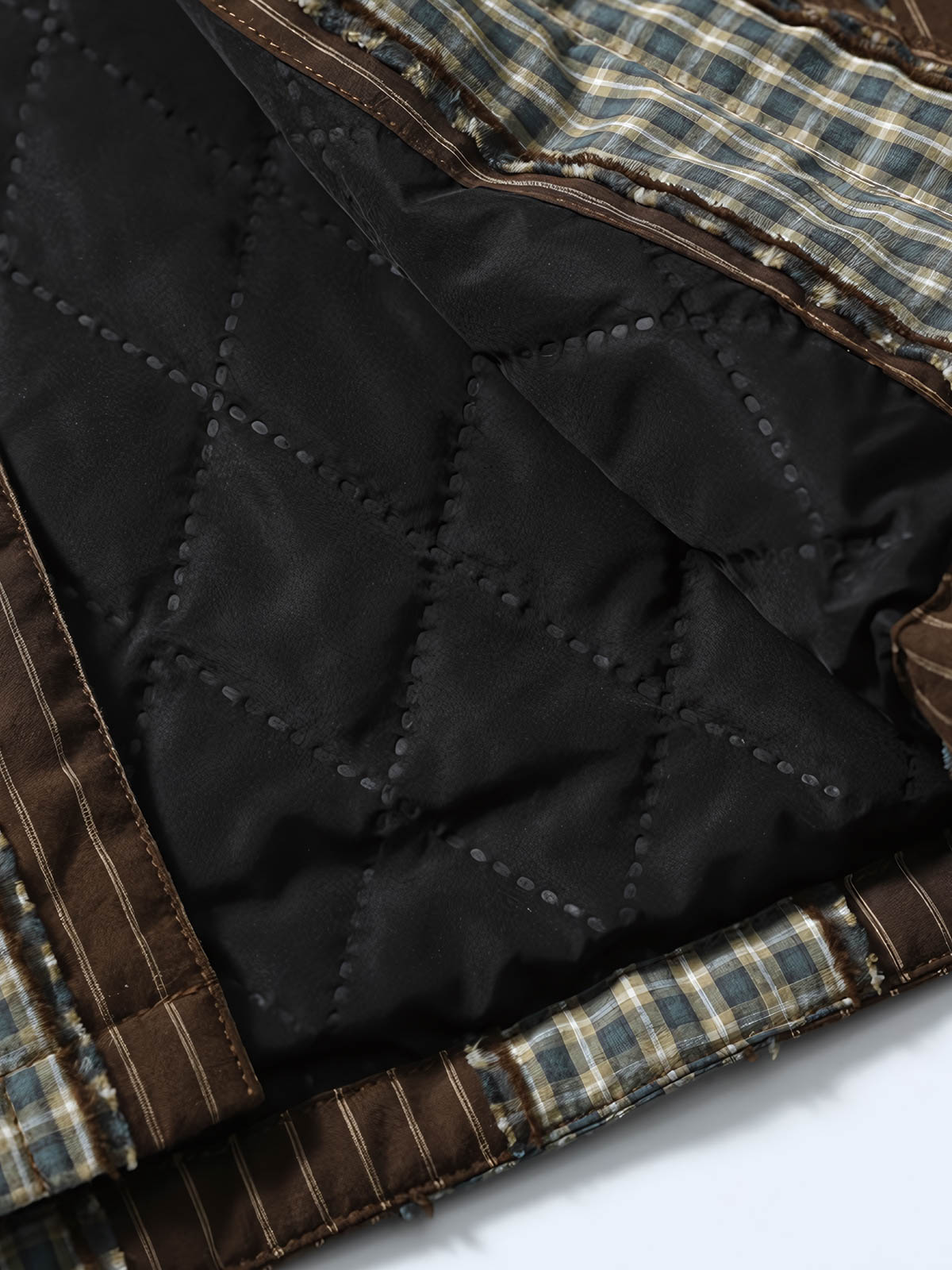 製品画像:
ストライプパッチワーク長袖シャツ、厚手中綿入りデザイン、ヴィンテージワークウェアスタイル、ゆったりシルエット、寒冷な季節に最適な保温性
詳細画像:
ストライプパッチワークのディテール、ヴィンテージ感を引き立てるクラシックなデザイン、中綿入りの裏地で追加の保温性、ゆったりとしたカット