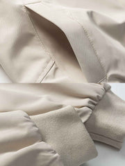 製品画像:
リバーシブルラムスキンフード付き厚手中綿ジャケット、正面展示画像、シンプルなポリエステル外層とラムスキン裏地のリバーシブルデザイン、保温性と耐久性を強調、冬の通勤やアウトドアに最適
詳細画像:
ラムスキン裏地の柔らかな質感とポリエステル外層の防風性を示すディテール画像、調節可能な袖口とフード付きデザインで機能性アップ