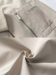 製品画像:
リバーシブルラムスキンフード付き厚手中綿ジャケット、正面展示画像、シンプルなポリエステル外層とラムスキン裏地のリバーシブルデザイン、保温性と耐久性を強調、冬の通勤やアウトドアに最適
詳細画像:
ラムスキン裏地の柔らかな質感とポリエステル外層の防風性を示すディテール画像、調節可能な袖口とフード付きデザインで機能性アップ