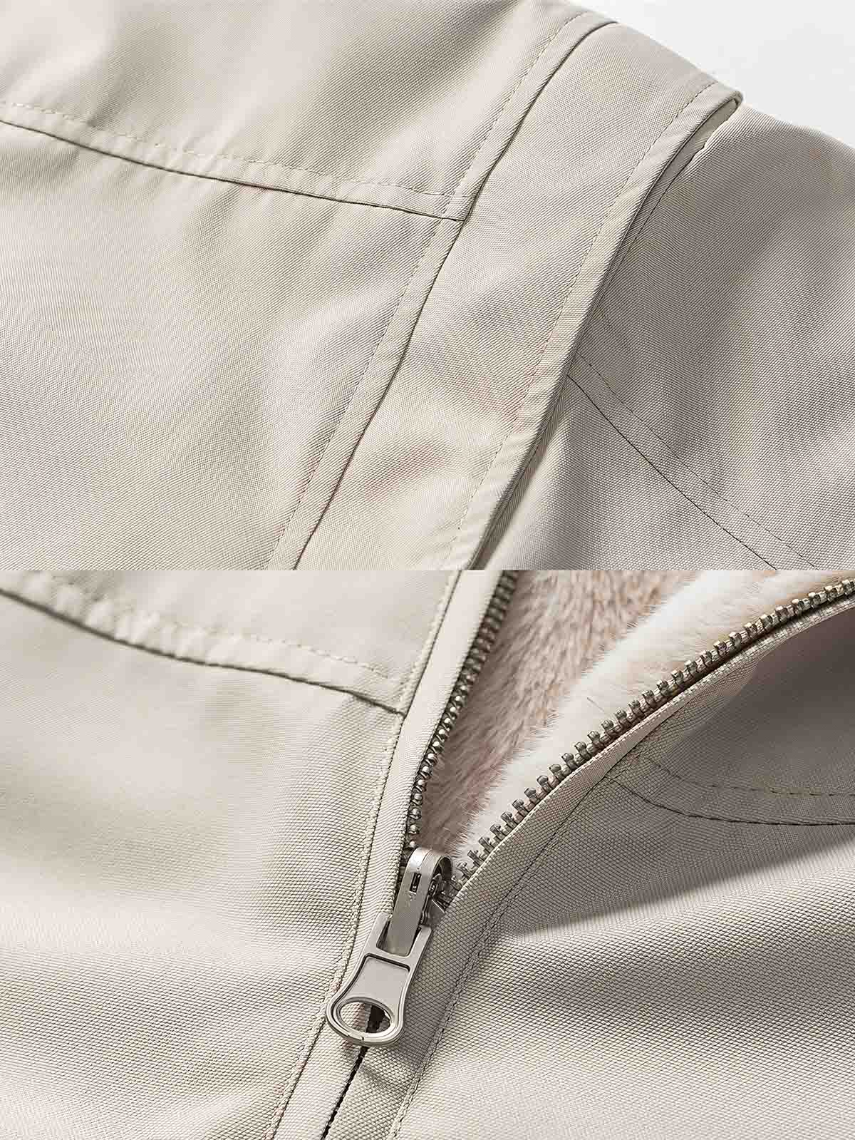 製品画像:
リバーシブルラムスキンフード付き厚手中綿ジャケット、正面展示画像、シンプルなポリエステル外層とラムスキン裏地のリバーシブルデザイン、保温性と耐久性を強調、冬の通勤やアウトドアに最適
詳細画像:
ラムスキン裏地の柔らかな質感とポリエステル外層の防風性を示すディテール画像、調節可能な袖口とフード付きデザインで機能性アップ