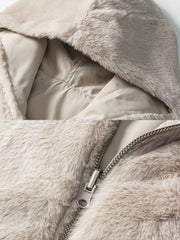 製品画像:
リバーシブルラムスキンフード付き厚手中綿ジャケット、正面展示画像、シンプルなポリエステル外層とラムスキン裏地のリバーシブルデザイン、保温性と耐久性を強調、冬の通勤やアウトドアに最適
詳細画像:
ラムスキン裏地の柔らかな質感とポリエステル外層の防風性を示すディテール画像、調節可能な袖口とフード付きデザインで機能性アップ