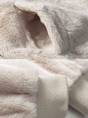 製品画像:
リバーシブルラムスキンフード付き厚手中綿ジャケット、正面展示画像、シンプルなポリエステル外層とラムスキン裏地のリバーシブルデザイン、保温性と耐久性を強調、冬の通勤やアウトドアに最適
詳細画像:
ラムスキン裏地の柔らかな質感とポリエステル外層の防風性を示すディテール画像、調節可能な袖口とフード付きデザインで機能性アップ