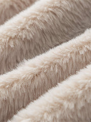 製品画像:
リバーシブルラムスキンフード付き厚手中綿ジャケット、正面展示画像、シンプルなポリエステル外層とラムスキン裏地のリバーシブルデザイン、保温性と耐久性を強調、冬の通勤やアウトドアに最適
詳細画像:
ラムスキン裏地の柔らかな質感とポリエステル外層の防風性を示すディテール画像、調節可能な袖口とフード付きデザインで機能性アップ