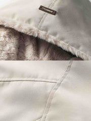 製品画像:
リバーシブルラムスキンフード付き厚手中綿ジャケット、正面展示画像、シンプルなポリエステル外層とラムスキン裏地のリバーシブルデザイン、保温性と耐久性を強調、冬の通勤やアウトドアに最適
詳細画像:
ラムスキン裏地の柔らかな質感とポリエステル外層の防風性を示すディテール画像、調節可能な袖口とフード付きデザインで機能性アップ