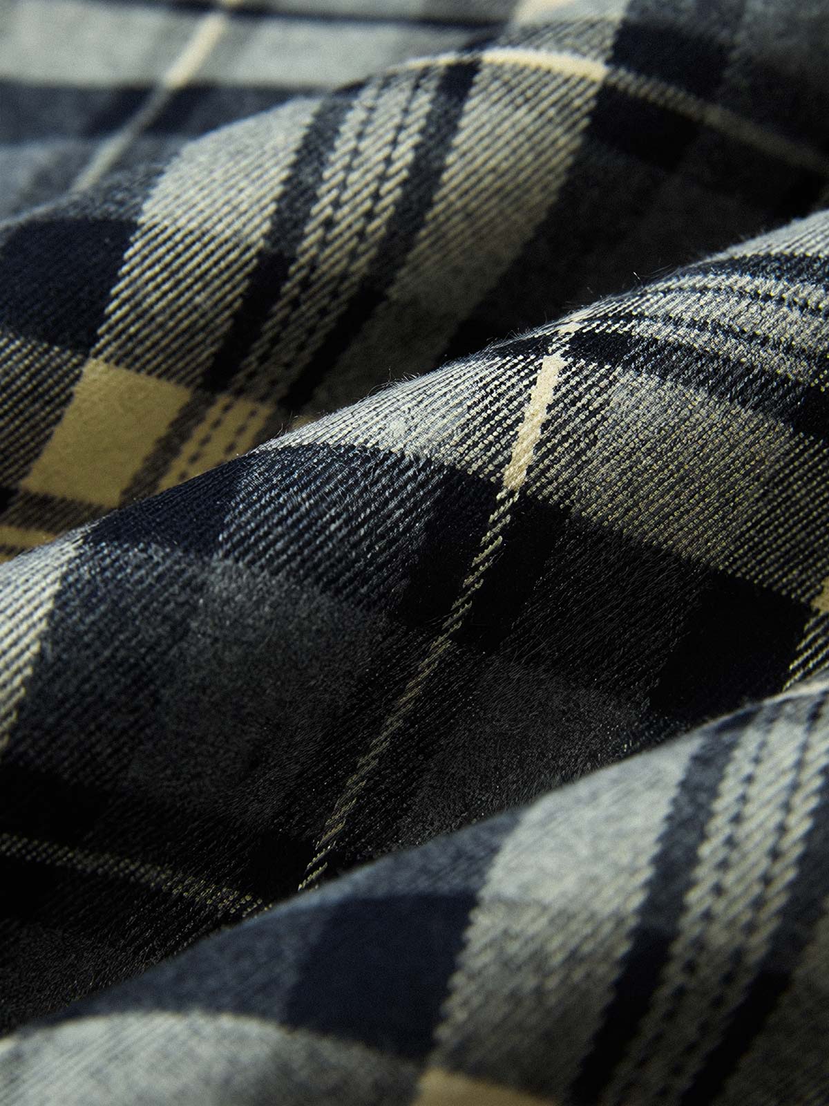 製品画像:
レトロなチェック柄フランネル中綿シャツ、柔らかなフランネル素材と保温性のある中綿裏地、ゆったりシルエットで快適さとスタイルを兼ね備えたデザイン、秋冬のカジュアルシーンに最適
詳細画像:
チェック柄の切り替えとシンプルな襟デザインのディテール、柔らかく快適なフランネル素材と中綿で保温性を提供、リラックスしたカジュアルな雰囲気