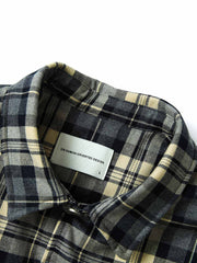 製品画像:
レトロなチェック柄フランネル中綿シャツ、柔らかなフランネル素材と保温性のある中綿裏地、ゆったりシルエットで快適さとスタイルを兼ね備えたデザイン、秋冬のカジュアルシーンに最適
詳細画像:
チェック柄の切り替えとシンプルな襟デザインのディテール、柔らかく快適なフランネル素材と中綿で保温性を提供、リラックスしたカジュアルな雰囲気