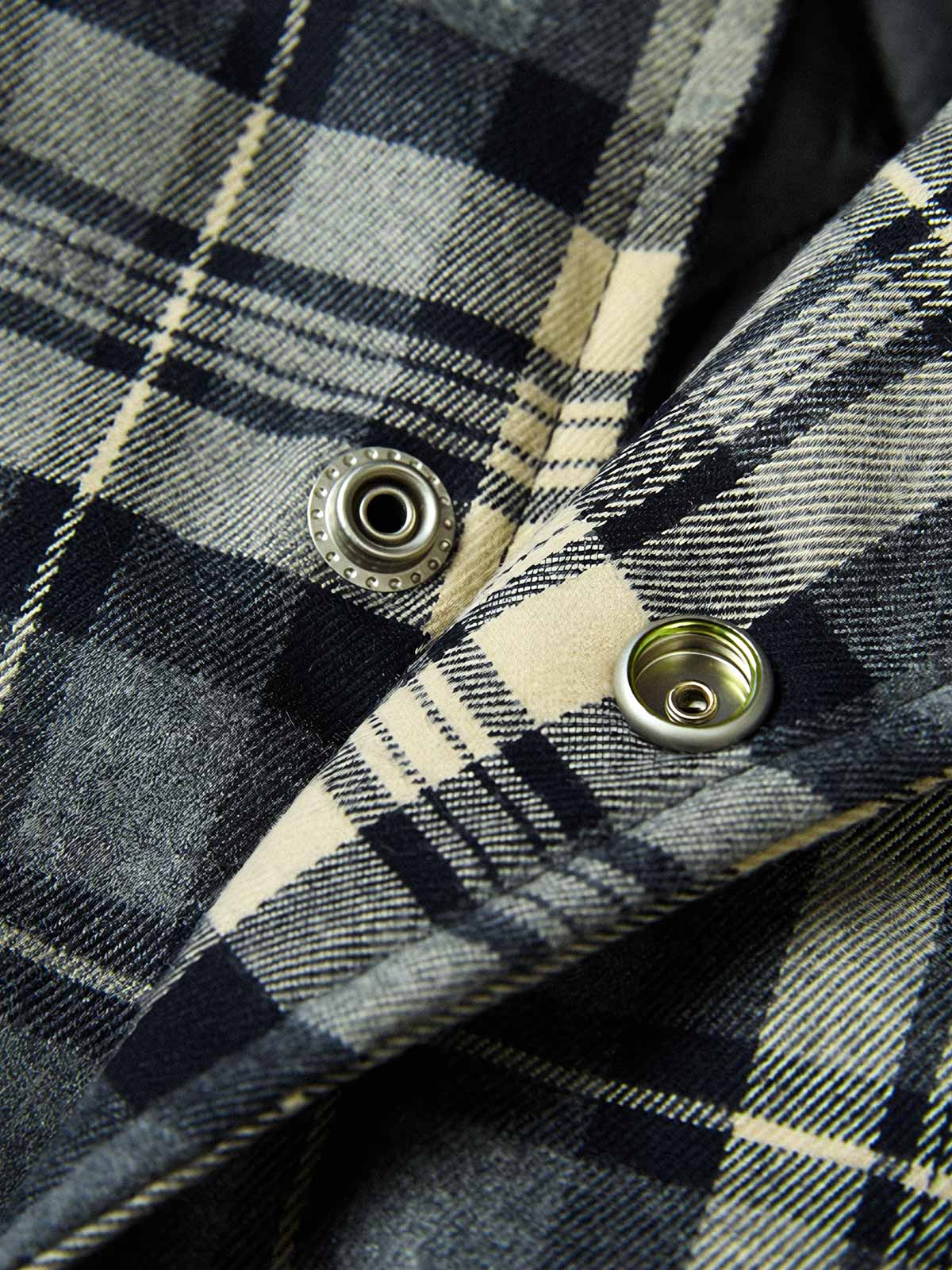 製品画像:
レトロなチェック柄フランネル中綿シャツ、柔らかなフランネル素材と保温性のある中綿裏地、ゆったりシルエットで快適さとスタイルを兼ね備えたデザイン、秋冬のカジュアルシーンに最適
詳細画像:
チェック柄の切り替えとシンプルな襟デザインのディテール、柔らかく快適なフランネル素材と中綿で保温性を提供、リラックスしたカジュアルな雰囲気