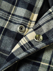 製品画像:
レトロなチェック柄フランネル中綿シャツ、柔らかなフランネル素材と保温性のある中綿裏地、ゆったりシルエットで快適さとスタイルを兼ね備えたデザイン、秋冬のカジュアルシーンに最適
詳細画像:
チェック柄の切り替えとシンプルな襟デザインのディテール、柔らかく快適なフランネル素材と中綿で保温性を提供、リラックスしたカジュアルな雰囲気