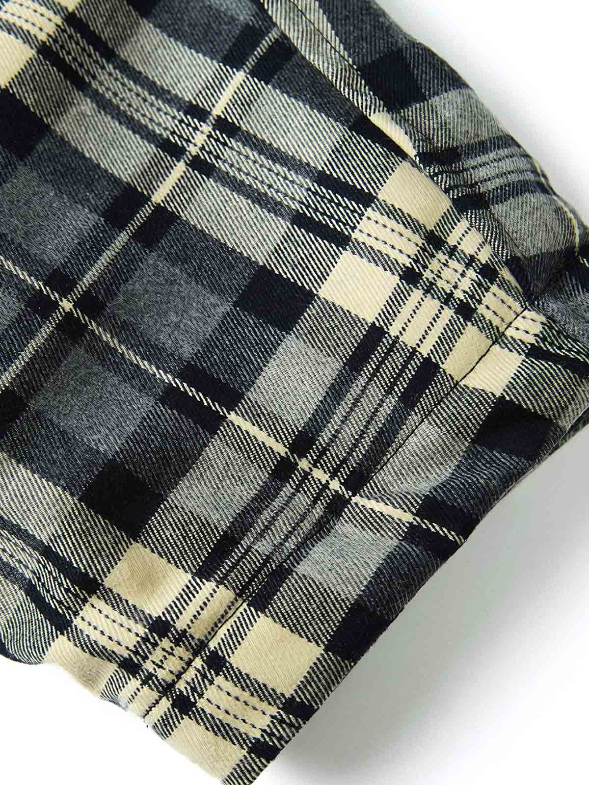 製品画像:
レトロなチェック柄フランネル中綿シャツ、柔らかなフランネル素材と保温性のある中綿裏地、ゆったりシルエットで快適さとスタイルを兼ね備えたデザイン、秋冬のカジュアルシーンに最適
詳細画像:
チェック柄の切り替えとシンプルな襟デザインのディテール、柔らかく快適なフランネル素材と中綿で保温性を提供、リラックスしたカジュアルな雰囲気