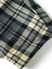 製品画像:
レトロなチェック柄フランネル中綿シャツ、柔らかなフランネル素材と保温性のある中綿裏地、ゆったりシルエットで快適さとスタイルを兼ね備えたデザイン、秋冬のカジュアルシーンに最適
詳細画像:
チェック柄の切り替えとシンプルな襟デザインのディテール、柔らかく快適なフランネル素材と中綿で保温性を提供、リラックスしたカジュアルな雰囲気