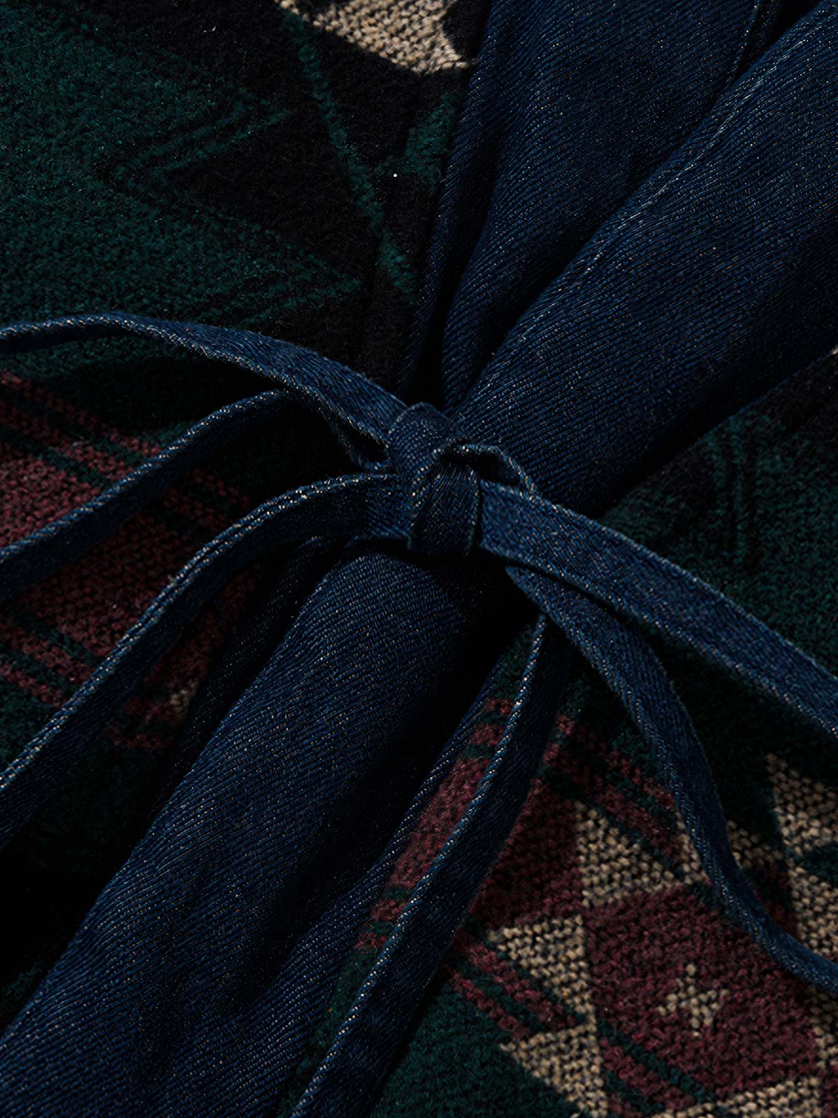 製品画像:
リバーシブル民族風中綿はんてん、民族風プリントウールとシンプルなデニムの裏地、リバーシブルデザインで文化的な魅力と実用性を兼ね備えた冬の必須アイテム
詳細画像:
民族風プリントウール素材のディテール、デニム裏地デザイン、ウエストベルトでシルエット調整可能、ゆったりとしたカットで快適な着心地