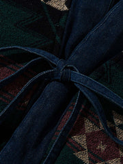 製品画像:
リバーシブル民族風中綿はんてん、民族風プリントウールとシンプルなデニムの裏地、リバーシブルデザインで文化的な魅力と実用性を兼ね備えた冬の必須アイテム
詳細画像:
民族風プリントウール素材のディテール、デニム裏地デザイン、ウエストベルトでシルエット調整可能、ゆったりとしたカットで快適な着心地