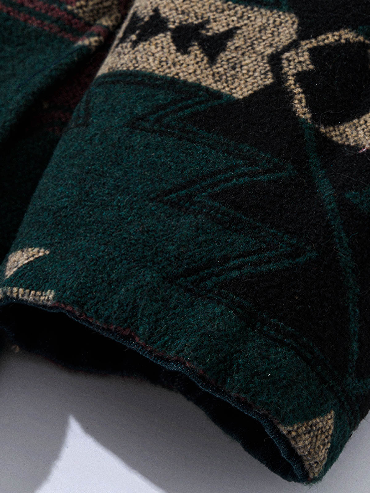 製品画像:
リバーシブル民族風中綿はんてん、民族風プリントウールとシンプルなデニムの裏地、リバーシブルデザインで文化的な魅力と実用性を兼ね備えた冬の必須アイテム
詳細画像:
民族風プリントウール素材のディテール、デニム裏地デザイン、ウエストベルトでシルエット調整可能、ゆったりとしたカットで快適な着心地