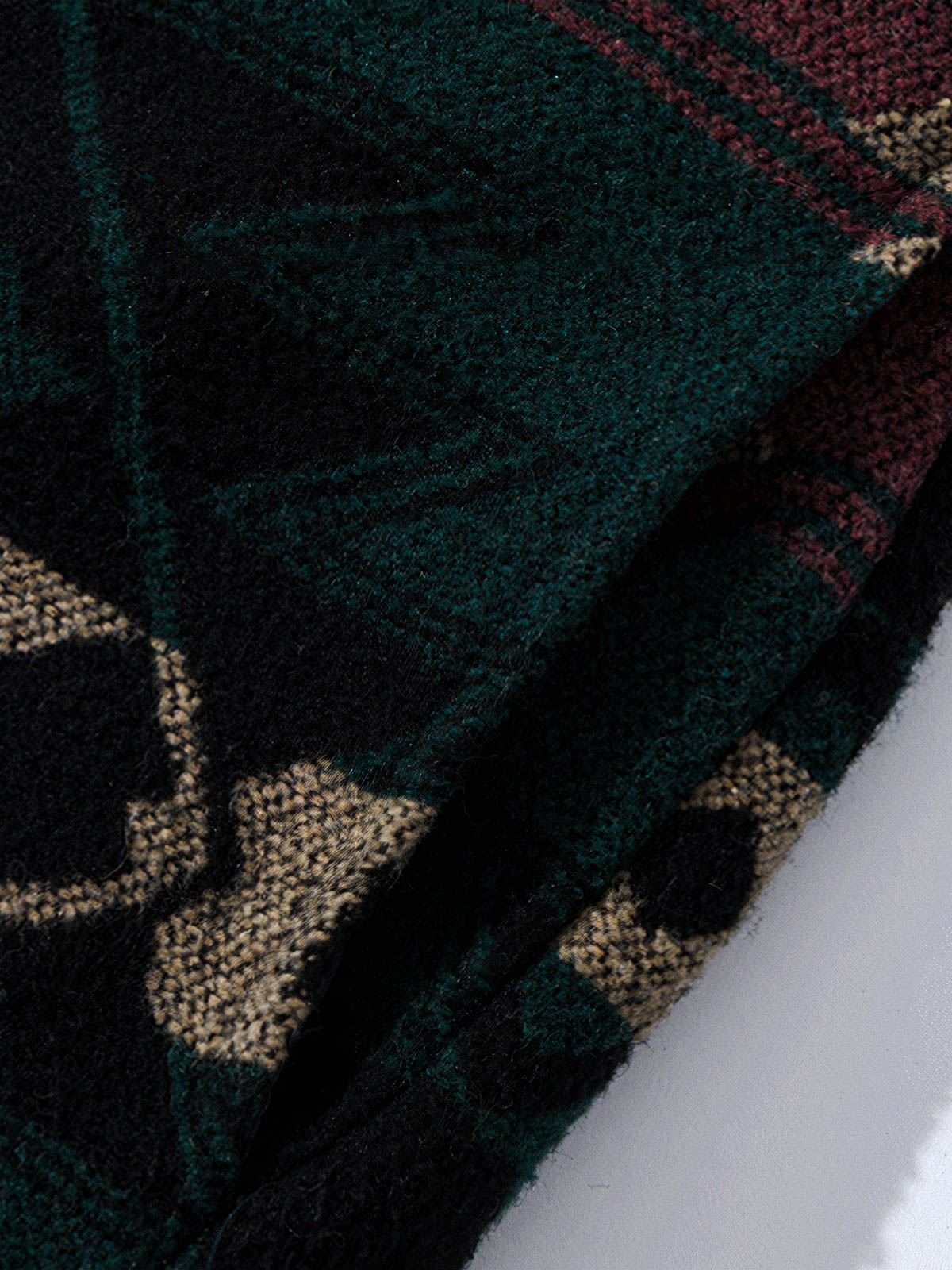 製品画像:
リバーシブル民族風中綿はんてん、民族風プリントウールとシンプルなデニムの裏地、リバーシブルデザインで文化的な魅力と実用性を兼ね備えた冬の必須アイテム
詳細画像:
民族風プリントウール素材のディテール、デニム裏地デザイン、ウエストベルトでシルエット調整可能、ゆったりとしたカットで快適な着心地