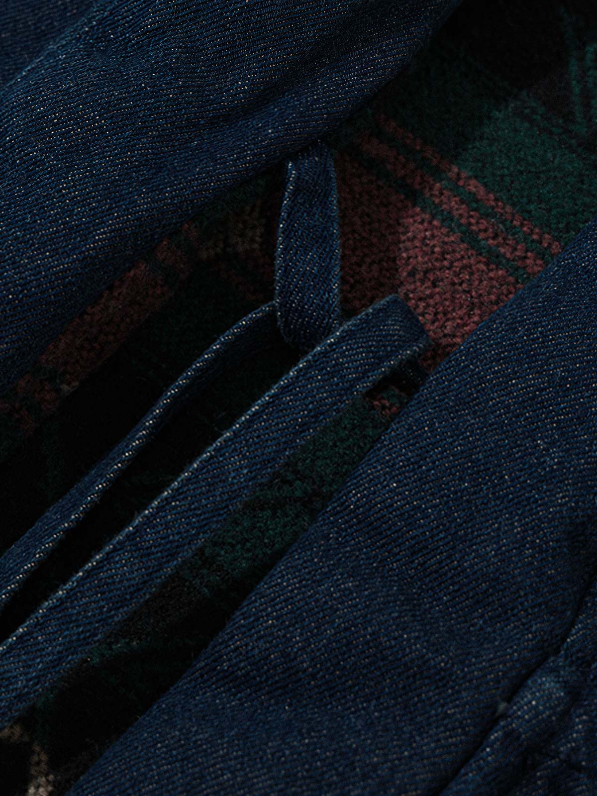 製品画像:
リバーシブル民族風中綿はんてん、民族風プリントウールとシンプルなデニムの裏地、リバーシブルデザインで文化的な魅力と実用性を兼ね備えた冬の必須アイテム
詳細画像:
民族風プリントウール素材のディテール、デニム裏地デザイン、ウエストベルトでシルエット調整可能、ゆったりとしたカットで快適な着心地