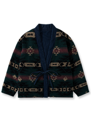 製品画像:
リバーシブル民族風中綿はんてん、民族風プリントウールとシンプルなデニムの裏地、リバーシブルデザインで文化的な魅力と実用性を兼ね備えた冬の必須アイテム
詳細画像:
民族風プリントウール素材のディテール、デニム裏地デザイン、ウエストベルトでシルエット調整可能、ゆったりとしたカットで快適な着心地