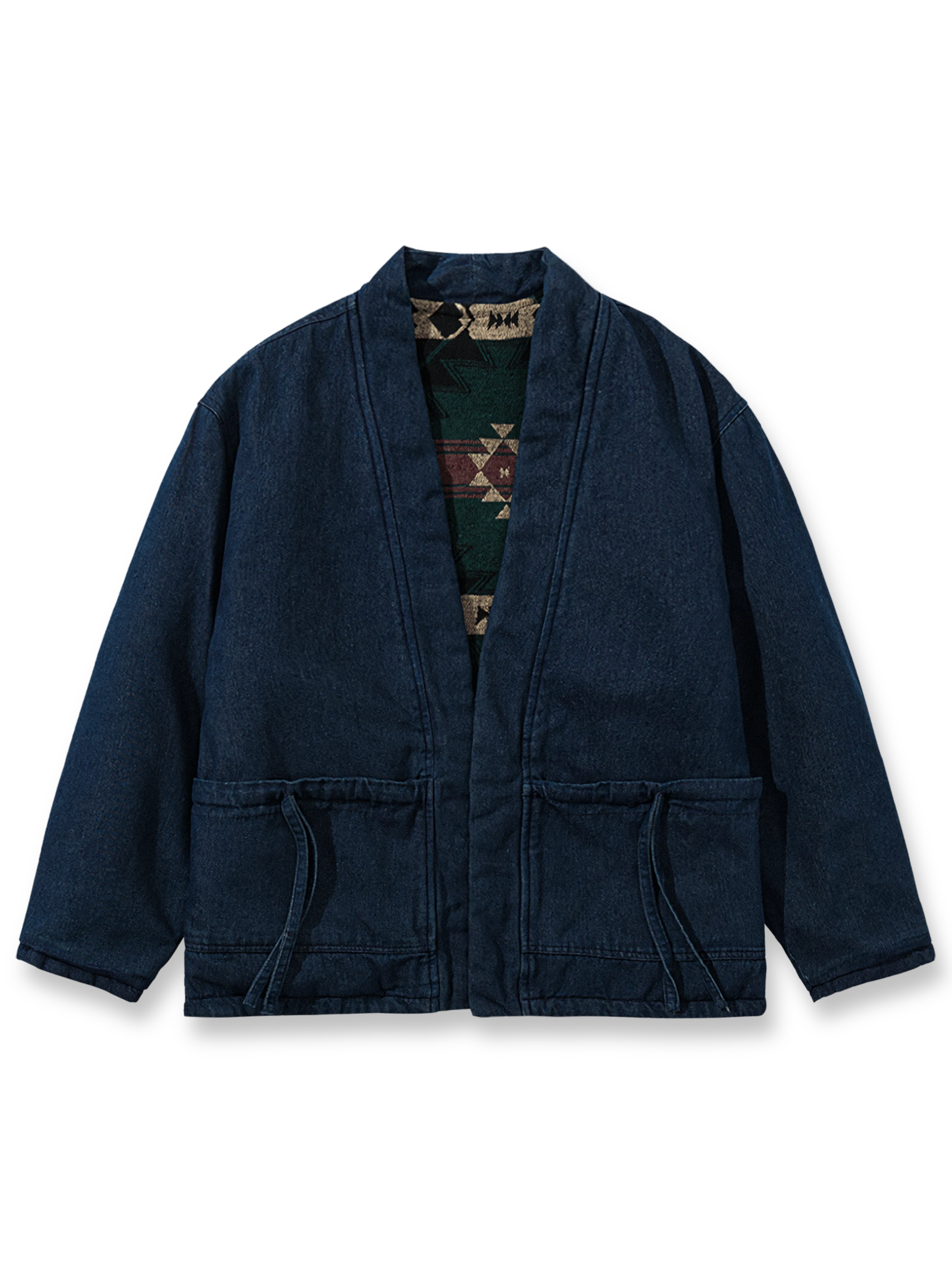 製品画像:
リバーシブル民族風中綿はんてん、民族風プリントウールとシンプルなデニムの裏地、リバーシブルデザインで文化的な魅力と実用性を兼ね備えた冬の必須アイテム
詳細画像:
民族風プリントウール素材のディテール、デニム裏地デザイン、ウエストベルトでシルエット調整可能、ゆったりとしたカットで快適な着心地