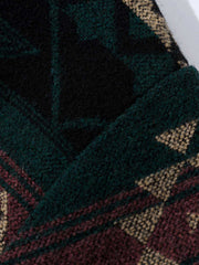 製品画像:
リバーシブル民族風中綿はんてん、民族風プリントウールとシンプルなデニムの裏地、リバーシブルデザインで文化的な魅力と実用性を兼ね備えた冬の必須アイテム
詳細画像:
民族風プリントウール素材のディテール、デニム裏地デザイン、ウエストベルトでシルエット調整可能、ゆったりとしたカットで快適な着心地