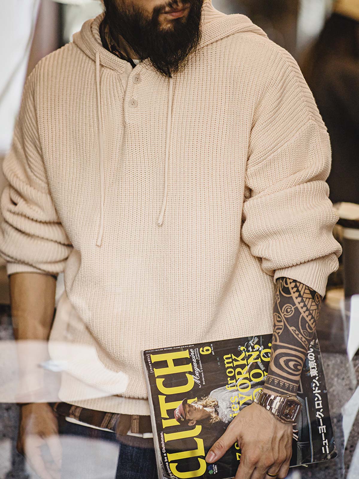 詳細画像:
縦じまのニット素材、ヘンリーネックのY字デザイン、フードとドローコード付き、リブディテールでフィット感強調、胸元のカスタムヴィンテージラベル
モデル画像:
モデルがヘンリーネック縦じまニットパーカーを着用、リラックスしたカジュアルスタイルでワイドパンツやデニムと完璧にコーディネート