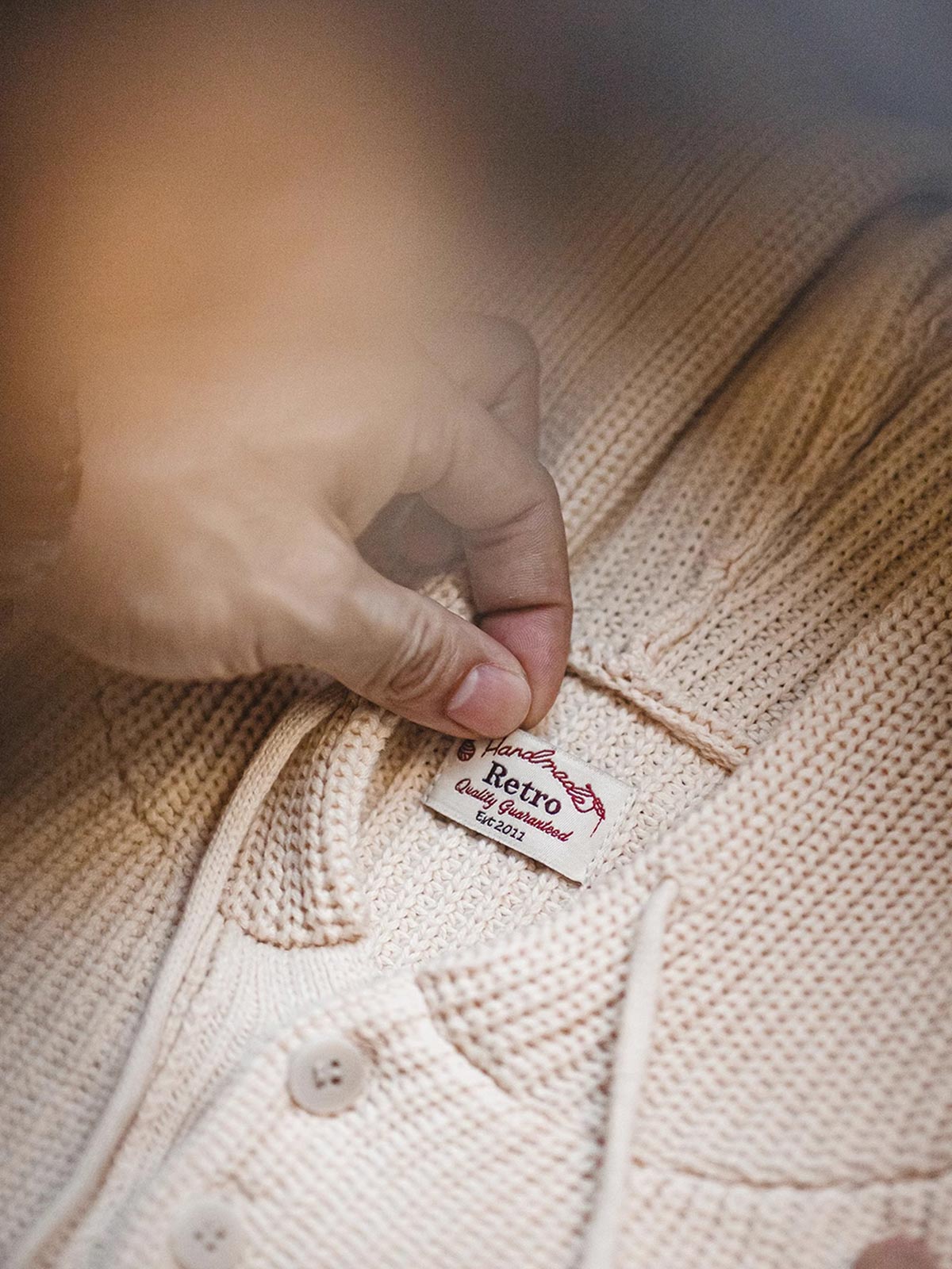 製品画像:
ヘンリーネック縦じまニットパーカー、縦じまのテクスチャーとヘンリーネックY字デザイン、柔らかな肌触りと優れた保温性を兼ね備えたカジュアルでレトロなスタイル
詳細画像:
縦じまのニット素材、ヘンリーネックのY字デザイン、フードとドローコード付き、リブディテールでフィット感強調、胸元のカスタムヴィンテージラベル